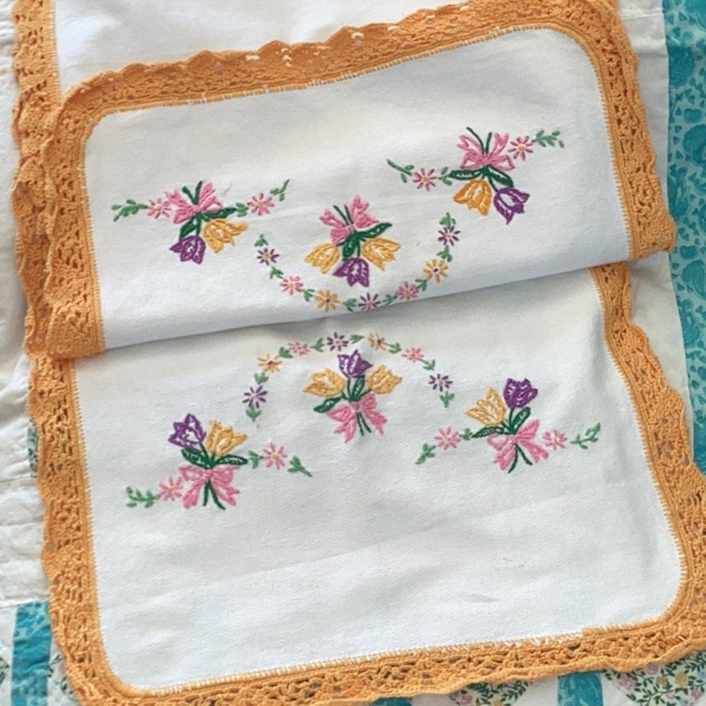 OOAK CROCHETED & EMBROIDERED BOUQUETS 💐 DOILY TABLE SCARF Perfect Gift